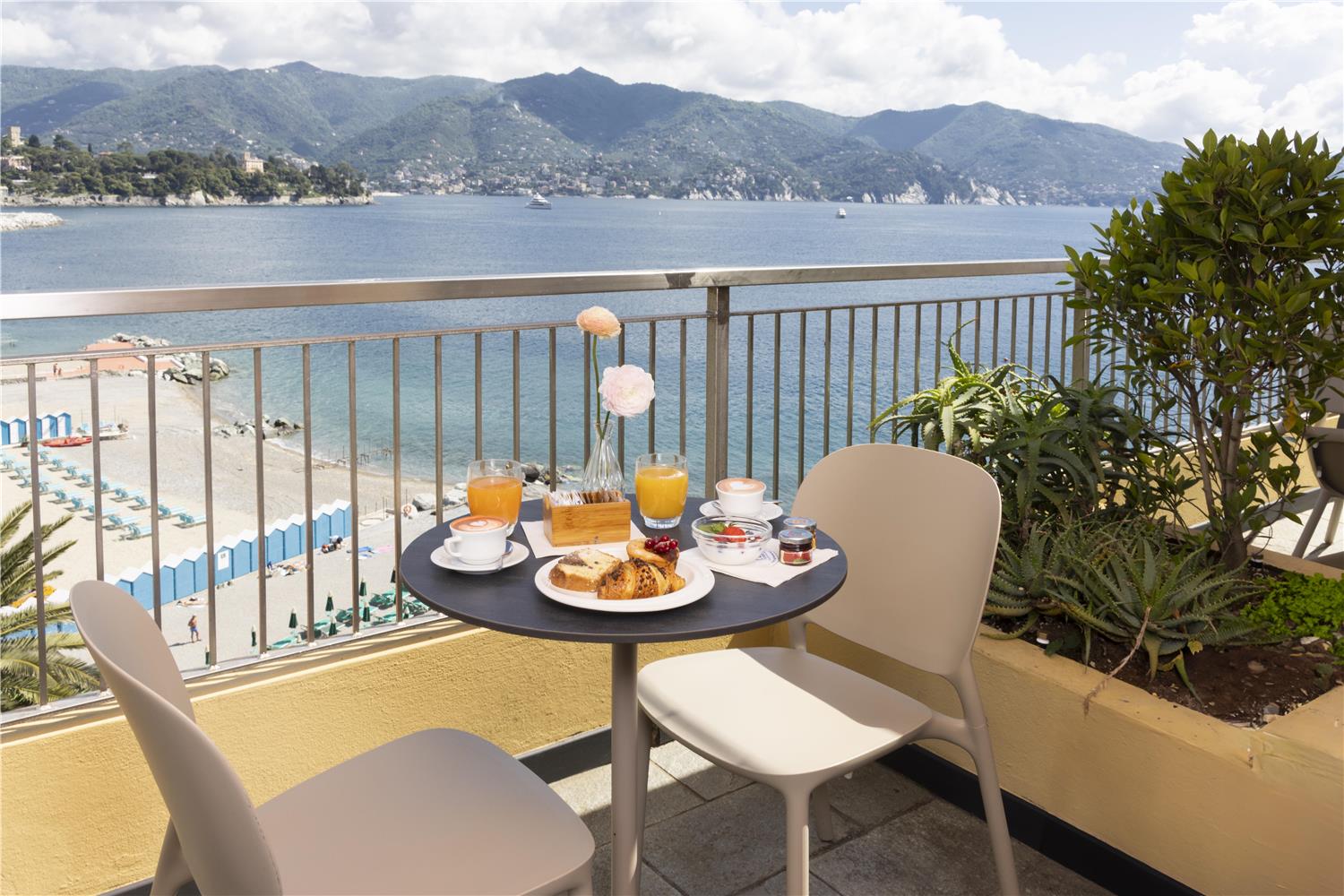 1 Queen And 1 Single, Non-Smoking, Deluxe Room, Sea View, Two Balconies, Two Bathrooms