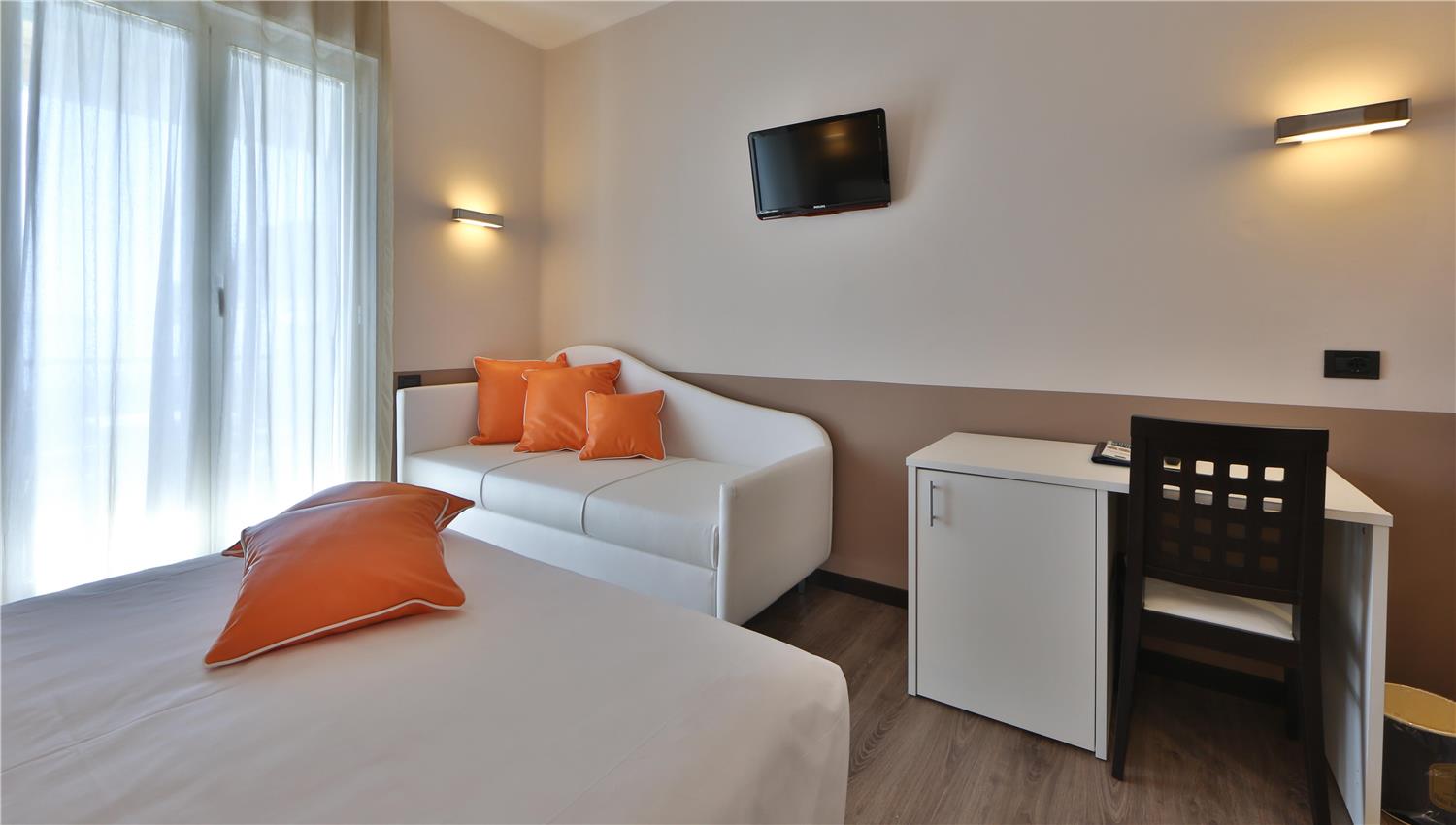 1 Queen And 1 Single, Sea View, Terrace