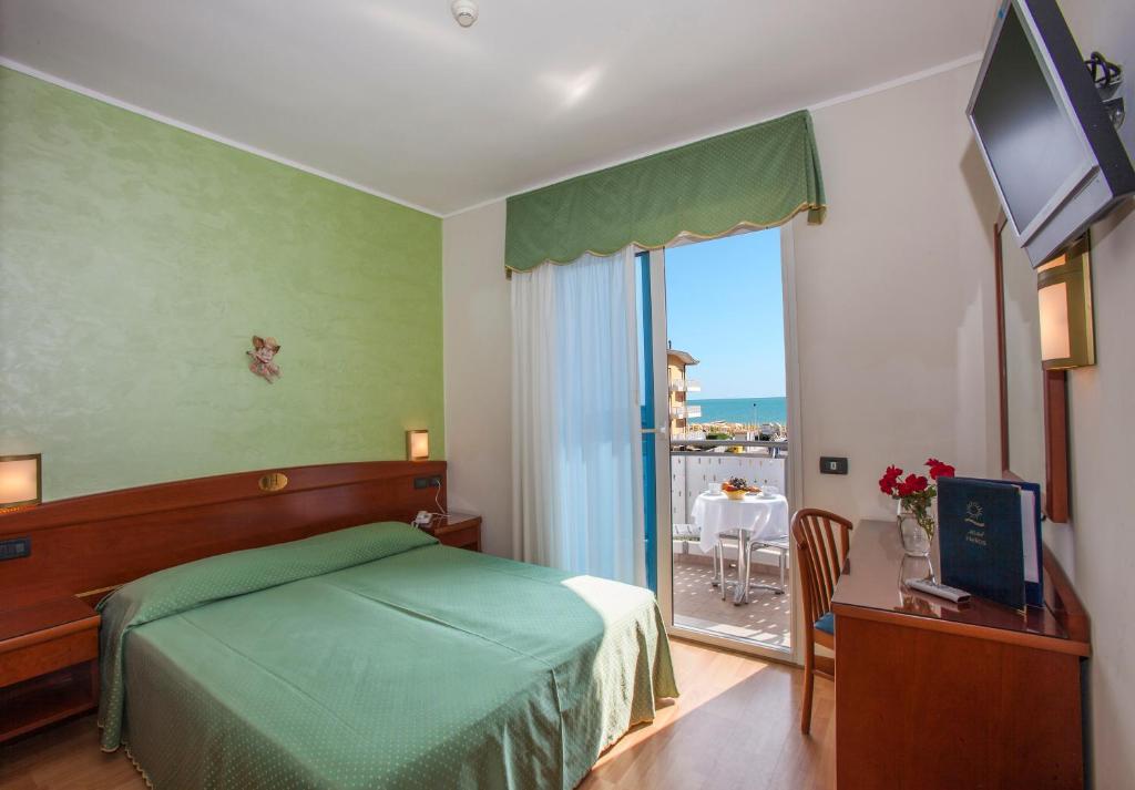 Camera Matrimoniale o Doppia con Vista Mare Parziale
