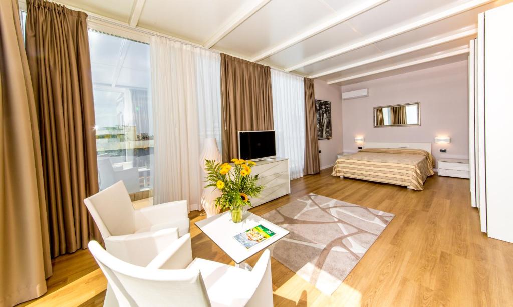 Suite Deluxe con Vista Mare Parziale
