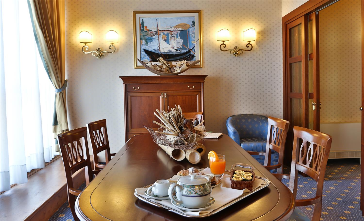 1 King Bed, Imperial Suite, Living Area
