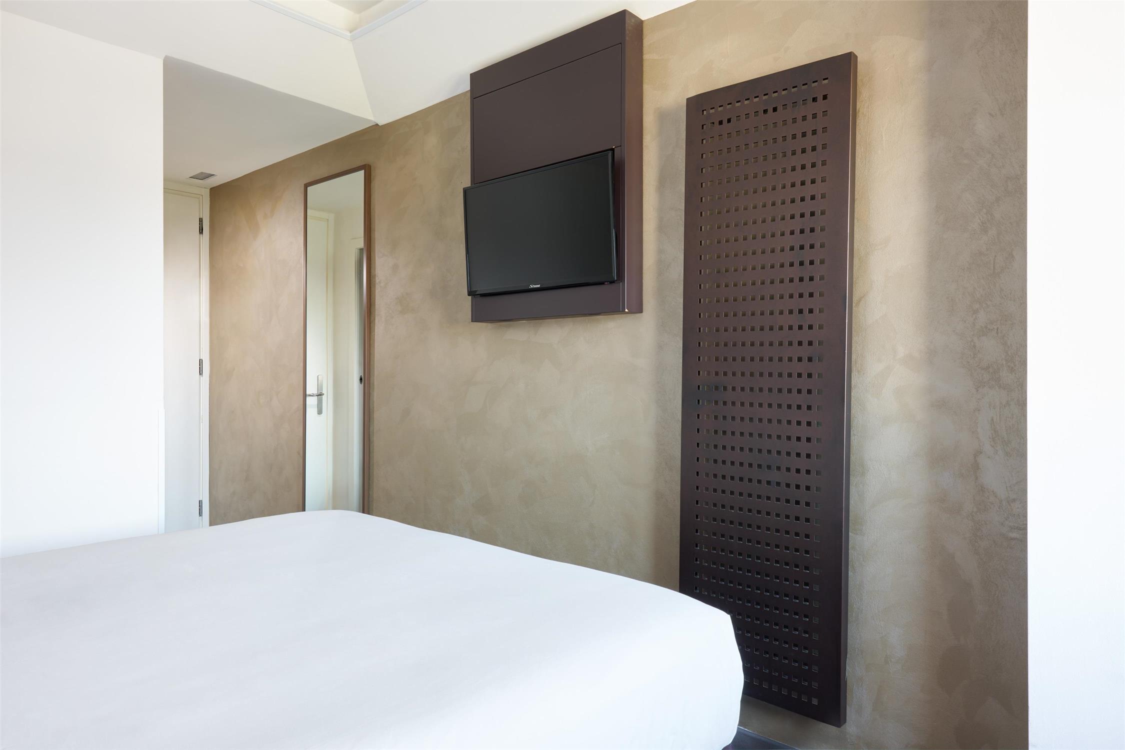 1 Queen Bed, Non-Smoking, Business Room, Flat Screen Television, Street View, Parquet Floor