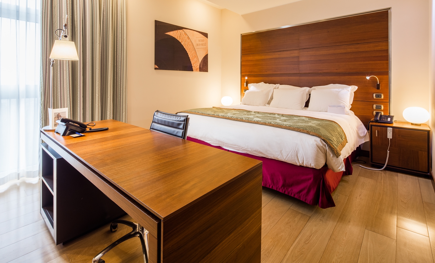 1 King Bed, Junior Suite, Lounge Area With Sofabed, Shower Tub With Whirlpool, Walk In Closet, Free Spa Access, Free Garage