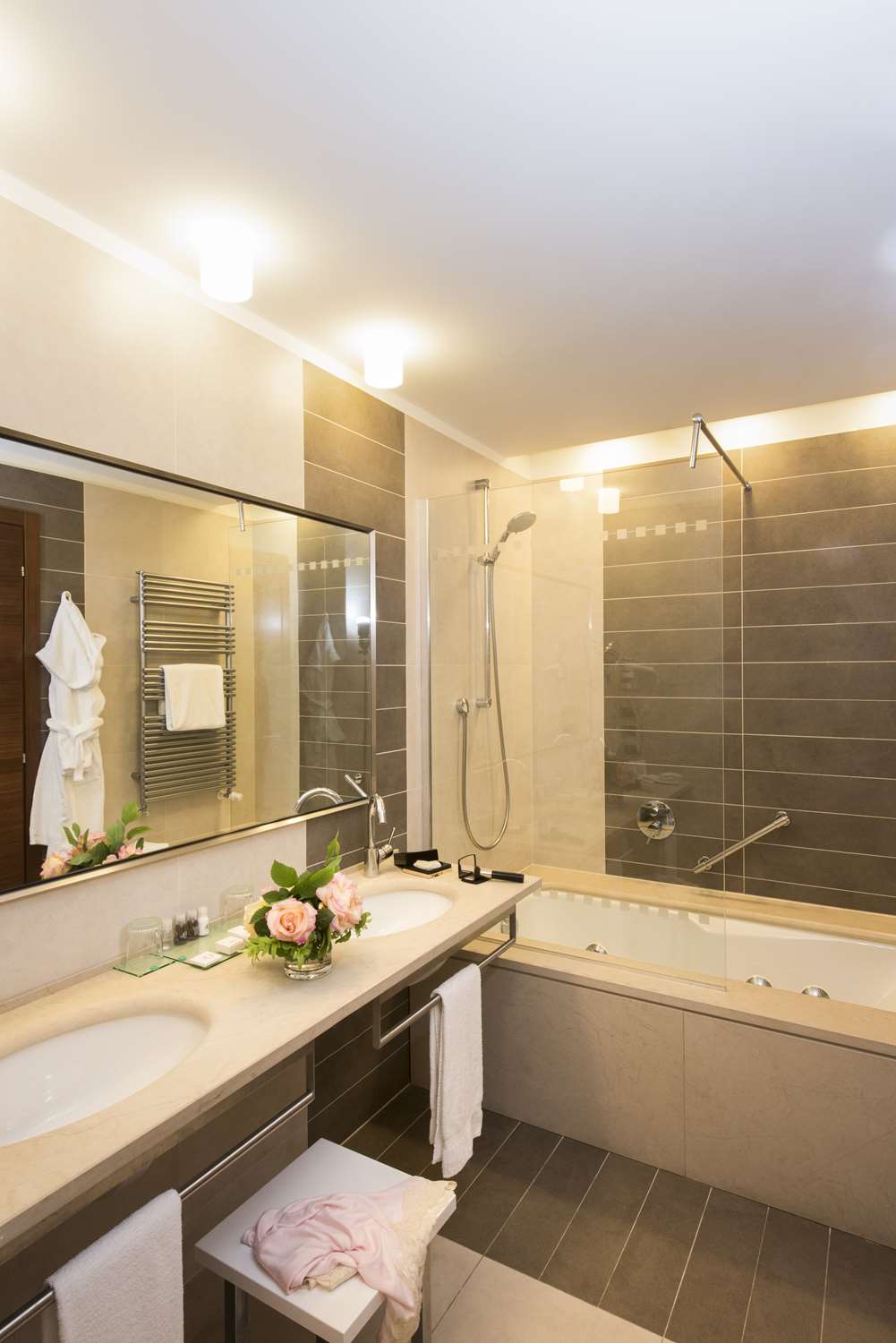 1 King Bed, Non-Smoking, Junior Suite, Deluxe Room, Living Room, Walk In Closet, Free Minibar