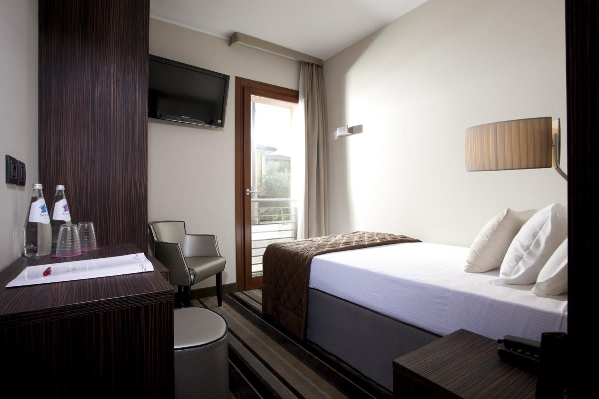 1 Single Bed, Non-Smoking, French Bed, Superior Business Room, Luxury Bathroom Toiletries, Free Mini Bar, Free Room Service