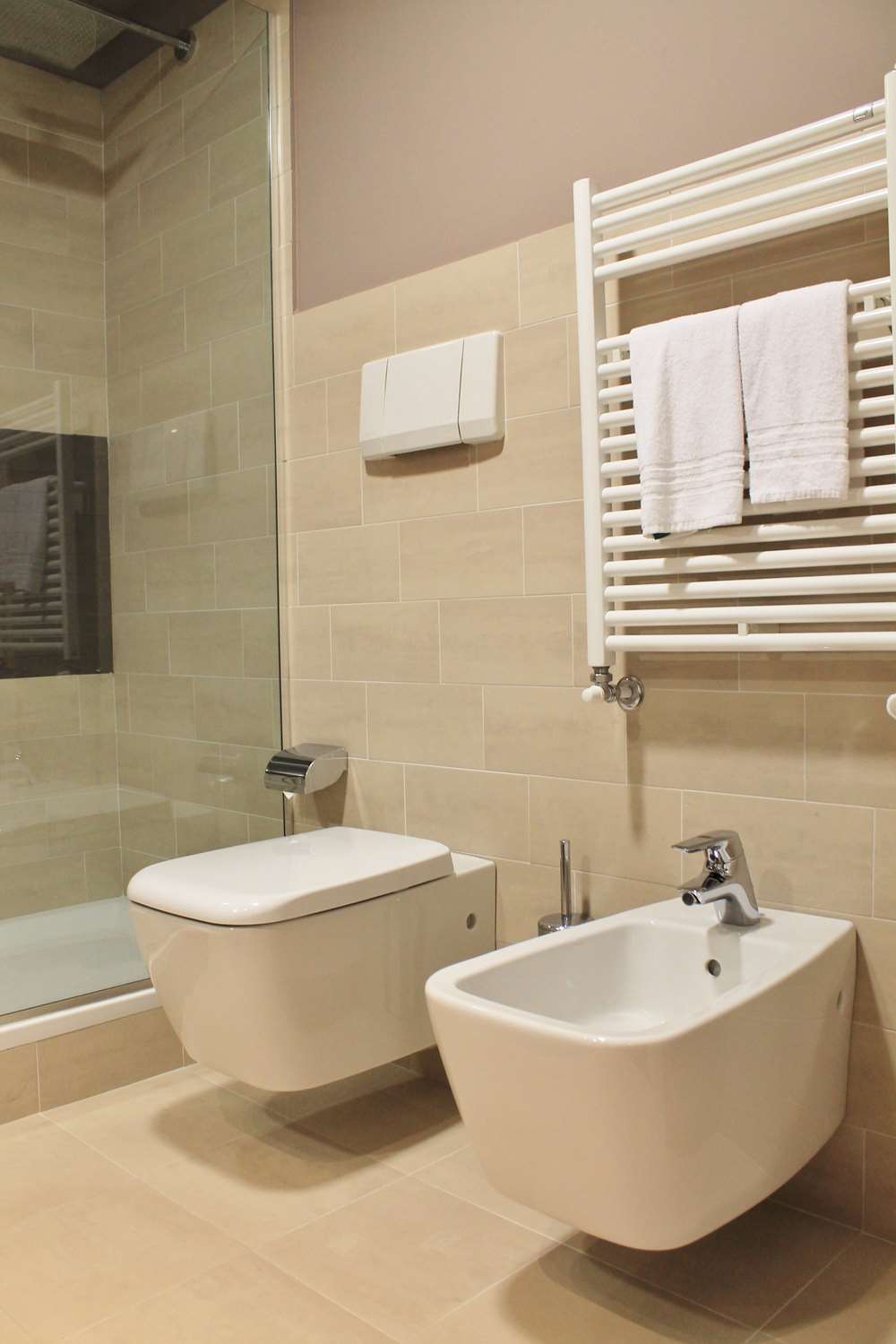 1 Queen And 1 Single, Coffee Maker, Wi-Fi, Flat Screen Television, Air-Conditioned