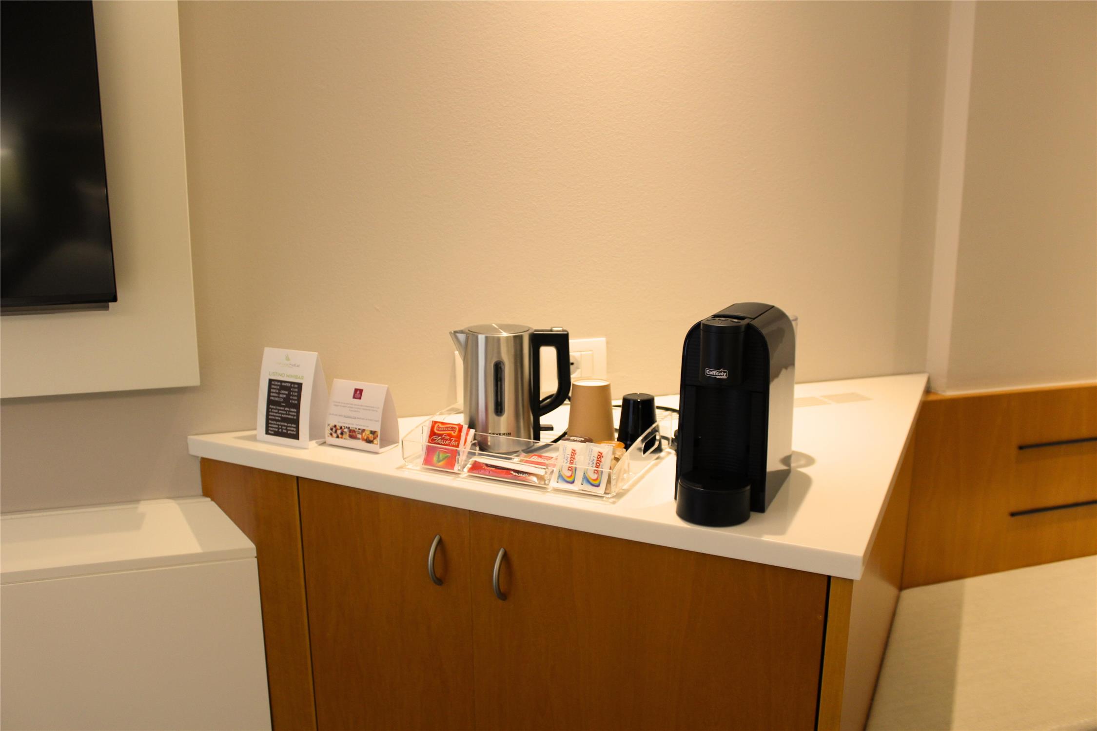 1 Queen Bed, Non-Smoking, Superior Room, Balcony, Smart Tv, Free Garage, Coffee Maker