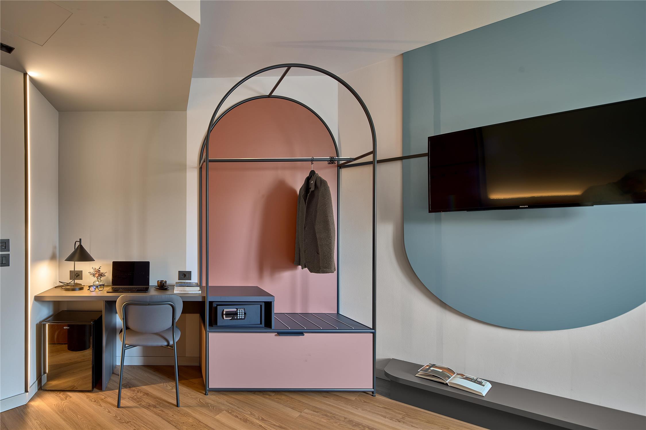 1 King Bed, Non-Smoking, Comfort Room, Convertible Into Two Twin Beds