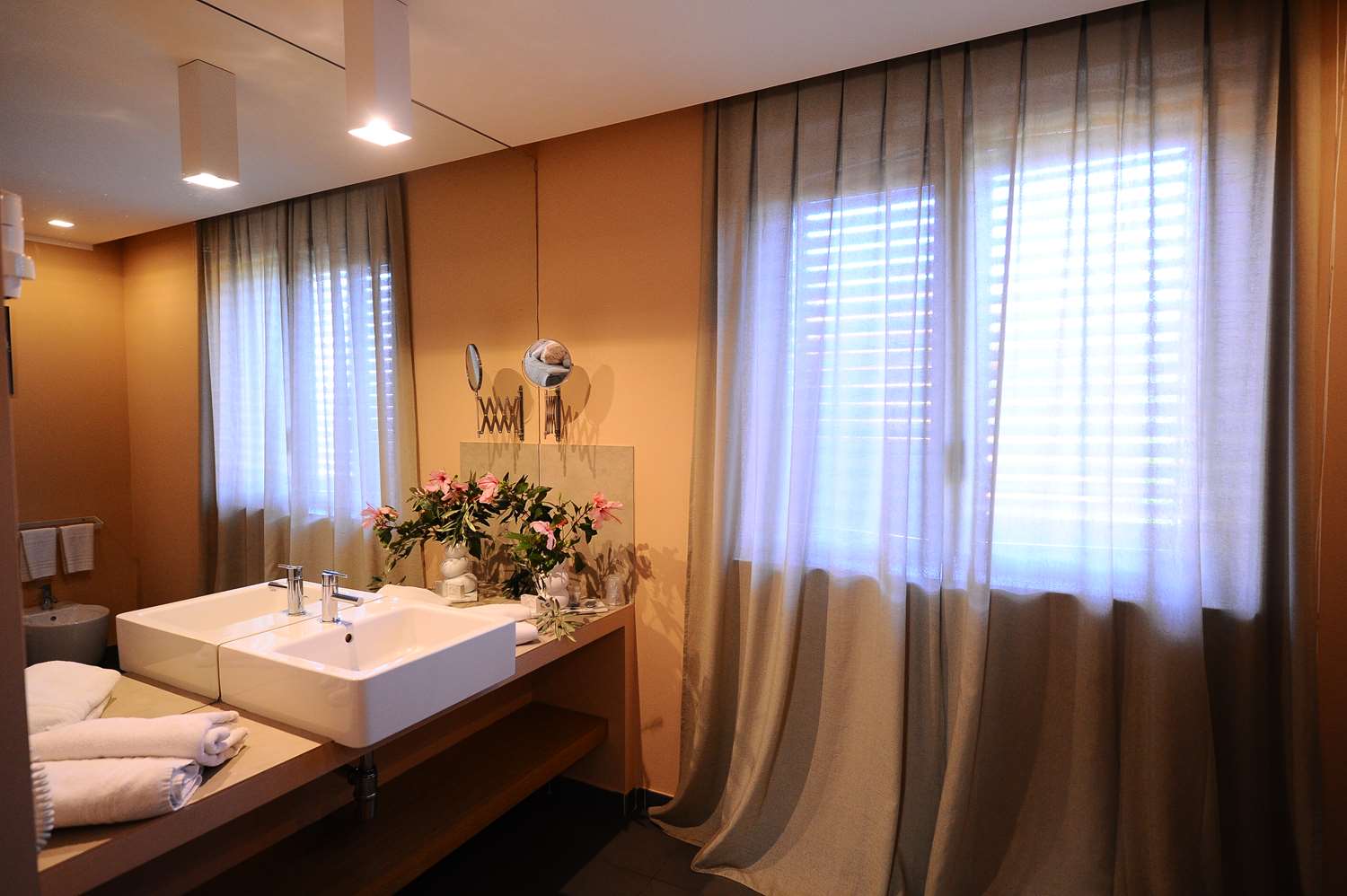 1 Queen Bed, Non-Smoking, Superior Room, Convertible Into Two Twin Beds