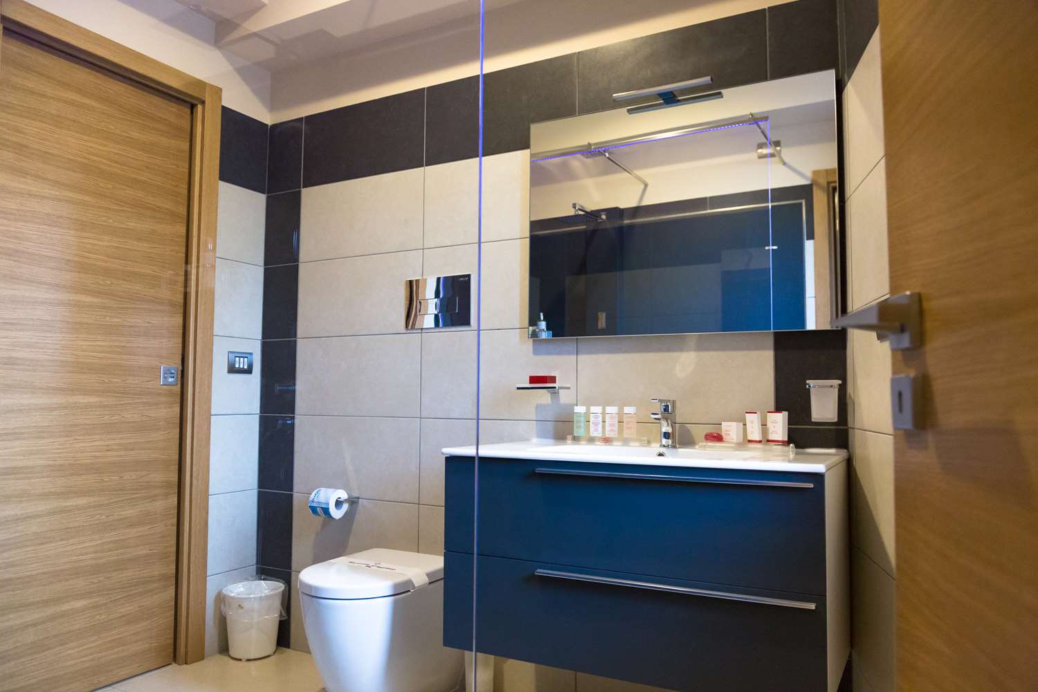 Suite Queen con divano letto, balcone e vista piscina
