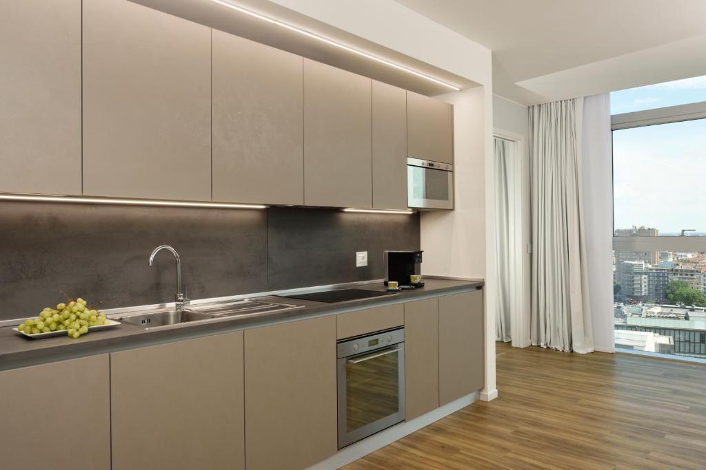 Deluxe Three-Bedrooms Apartment