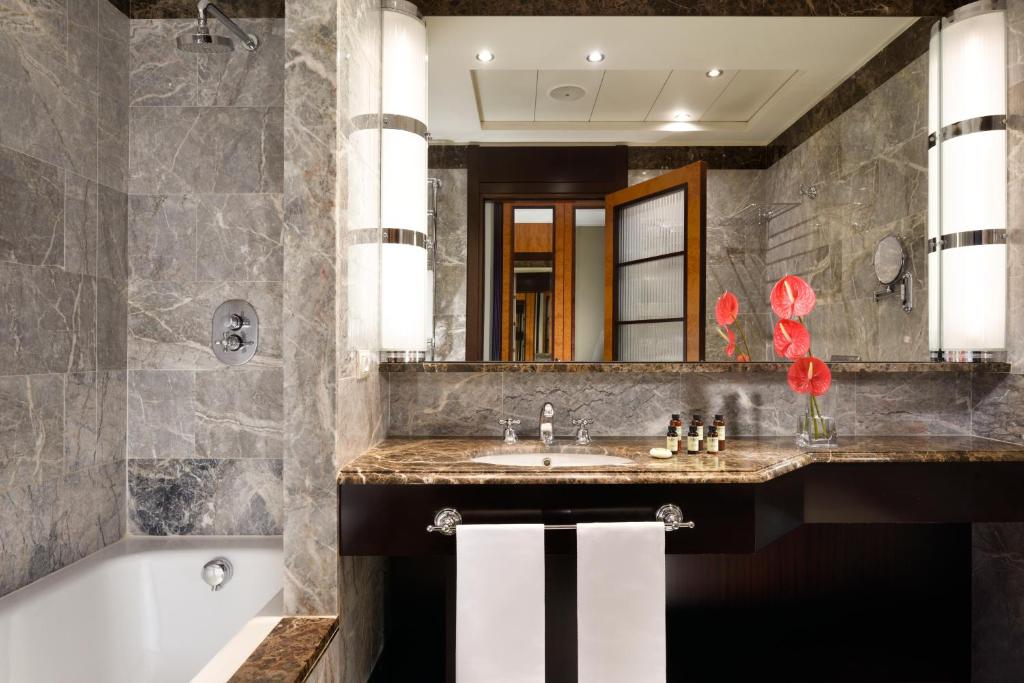 Junior Suite with City View